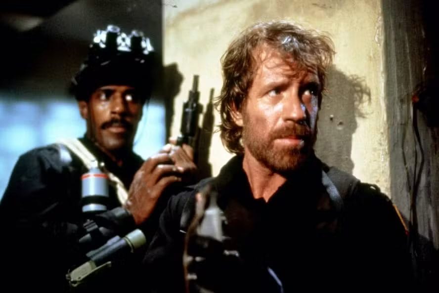 Chuck Norris em cena do filme Delta Force